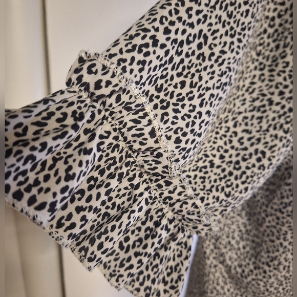 Animal Print Blouse W/ Ruffle Sleeves Size Large - Picture 4 of 5